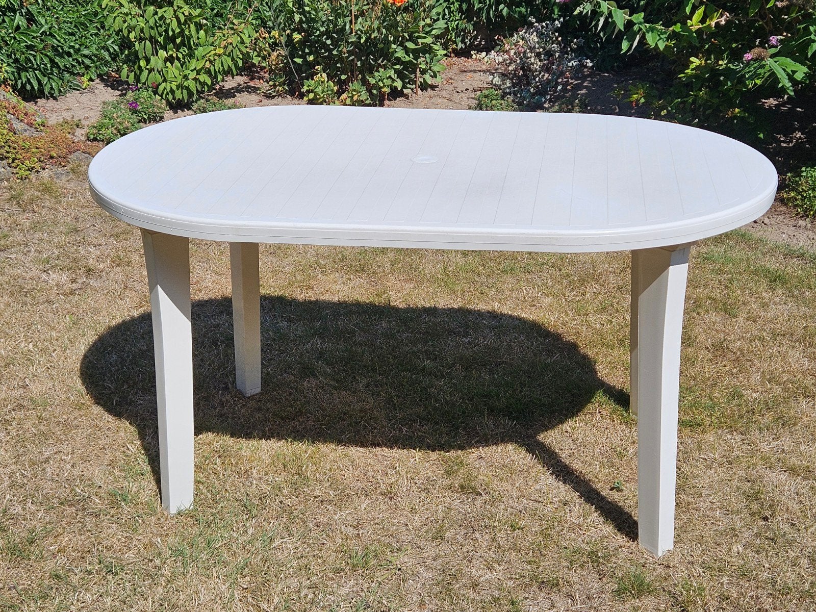 witte ovalen tuintafel 140 x 85 cm, Tuin en Terras, Tuintafels, Ophalen, Gebruikt, Ovaal, Kunststof