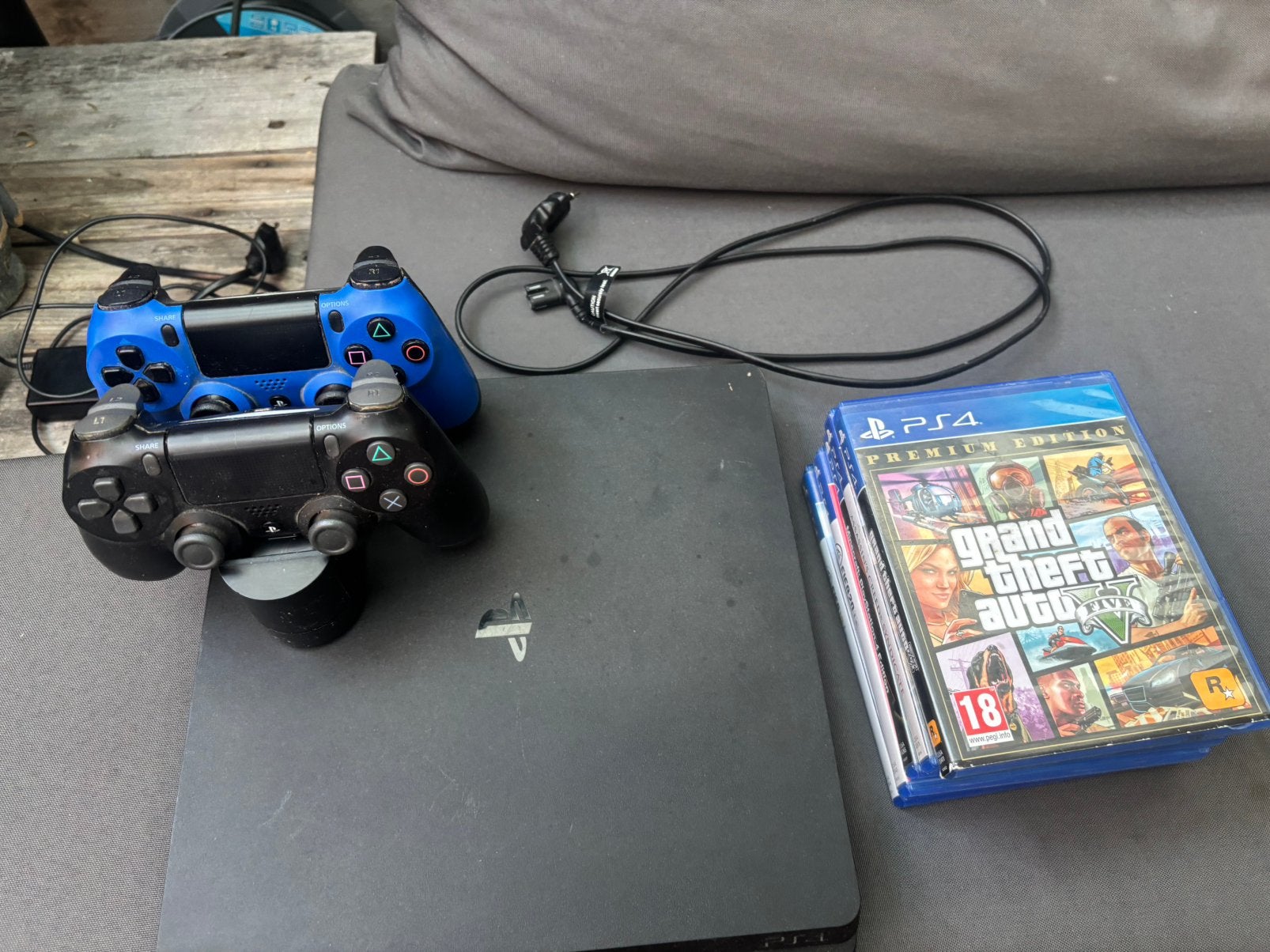 PS4 Slim 1TB + 2 Controllers + Games & Oplaadstation, Ophalen, Zo goed als nieuw, Met 2 controllers, Slim