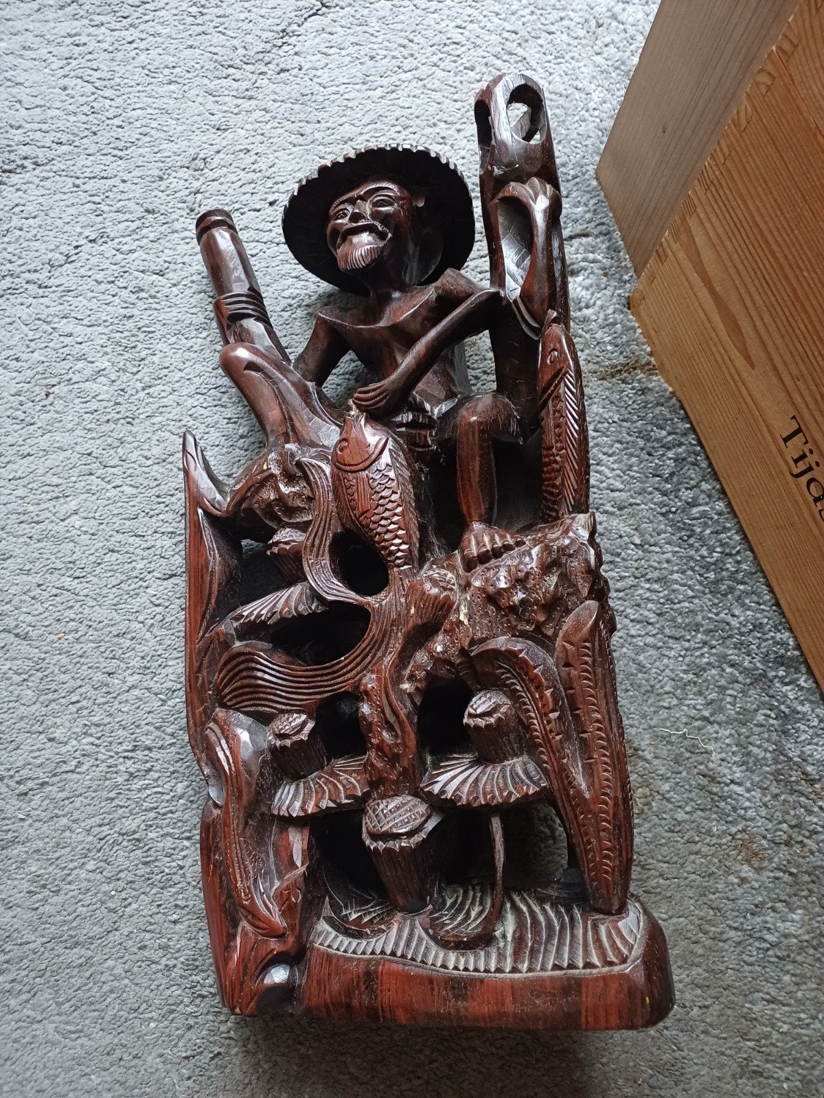 Uniek handgesneden houten beeld - Visser met vissen, Ophalen of Verzenden, Handgemaakt, 20 - 50 cm, Beeld