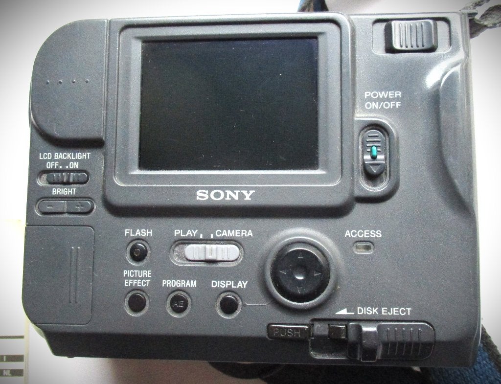 Foto 5 van Sony Mavica Digital MVC-FD71~Vintage Camera jrn 90 + Oplader