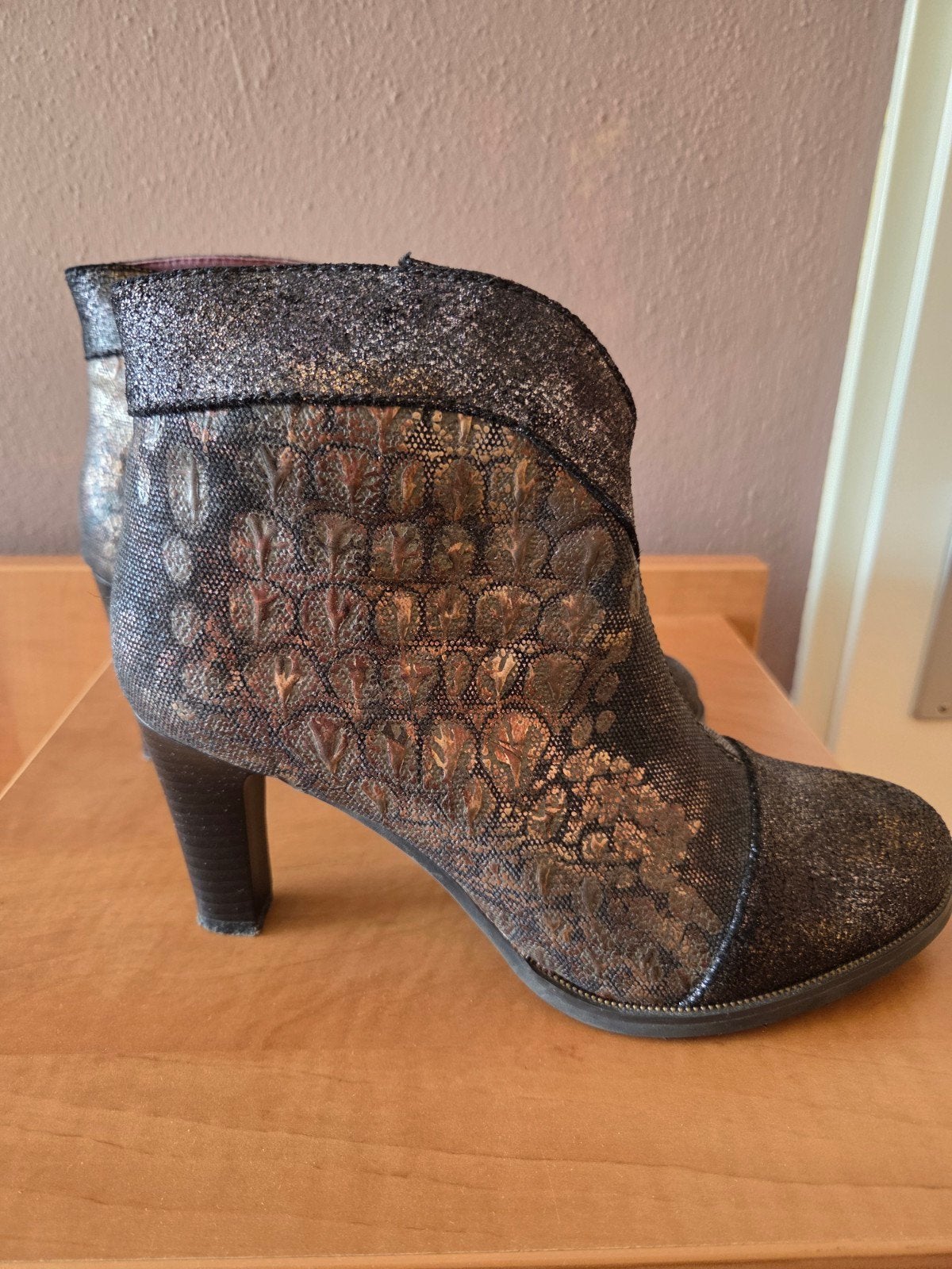 Laura Vita Zwart/Goudkleurig Enkellaarsje Maat 38, Kleding | Dames, Schoenen, Zwart, Lage of Enkellaarzen, Ophalen of Verzenden