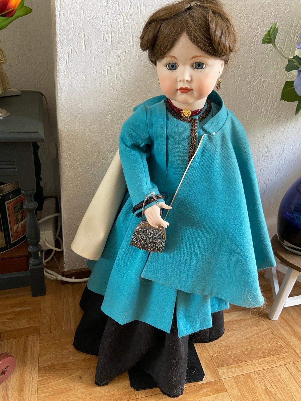 Grote pop met zelfgemaakte kleding, cape en tasje - 70 cm, Ophalen, Gebruikt, Overige typen