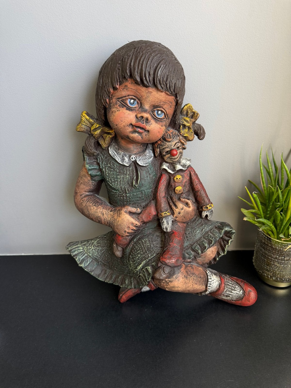 Vintage Perkeo wanddecoratie: meisje met clownpop, Wandsculptuur, Gebruikt, Steen/keramiek, Ophalen of Verzenden