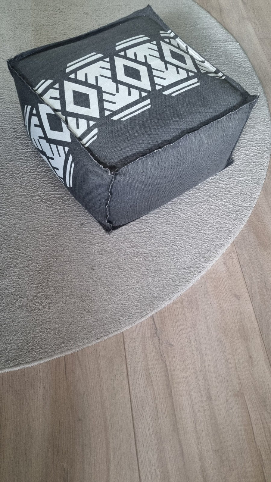 Zwarte poef met wit geometrisch patroon, Ophalen, Stof, 50 tot 75 cm, Vierkant