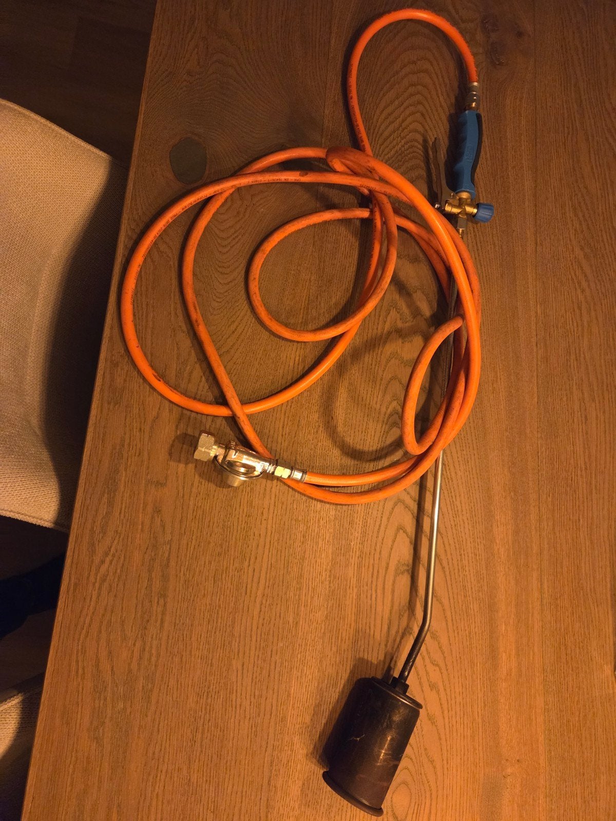 Onkruidbrander met gasslang, Ophalen
