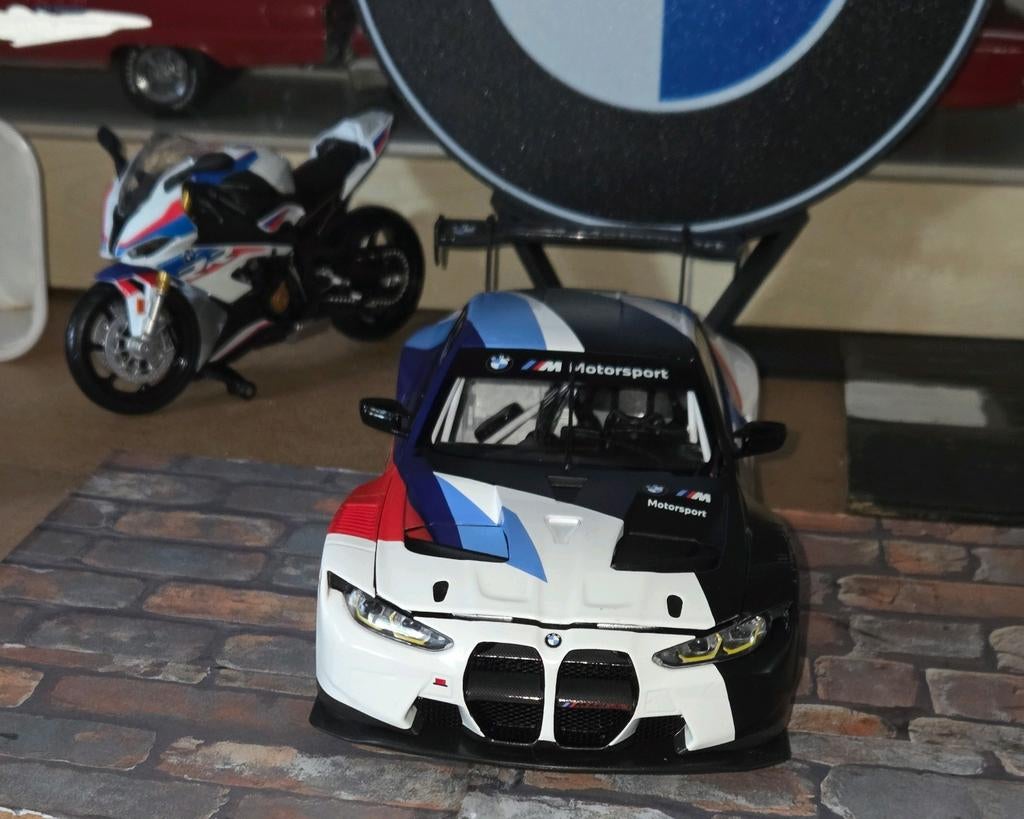 Bmw M4 GT3-2021-Presentation Dealer edition Minichamps, Hobby en Vrije tijd, Modelauto's | 1:18, Ophalen of Verzenden, Zo goed als nieuw