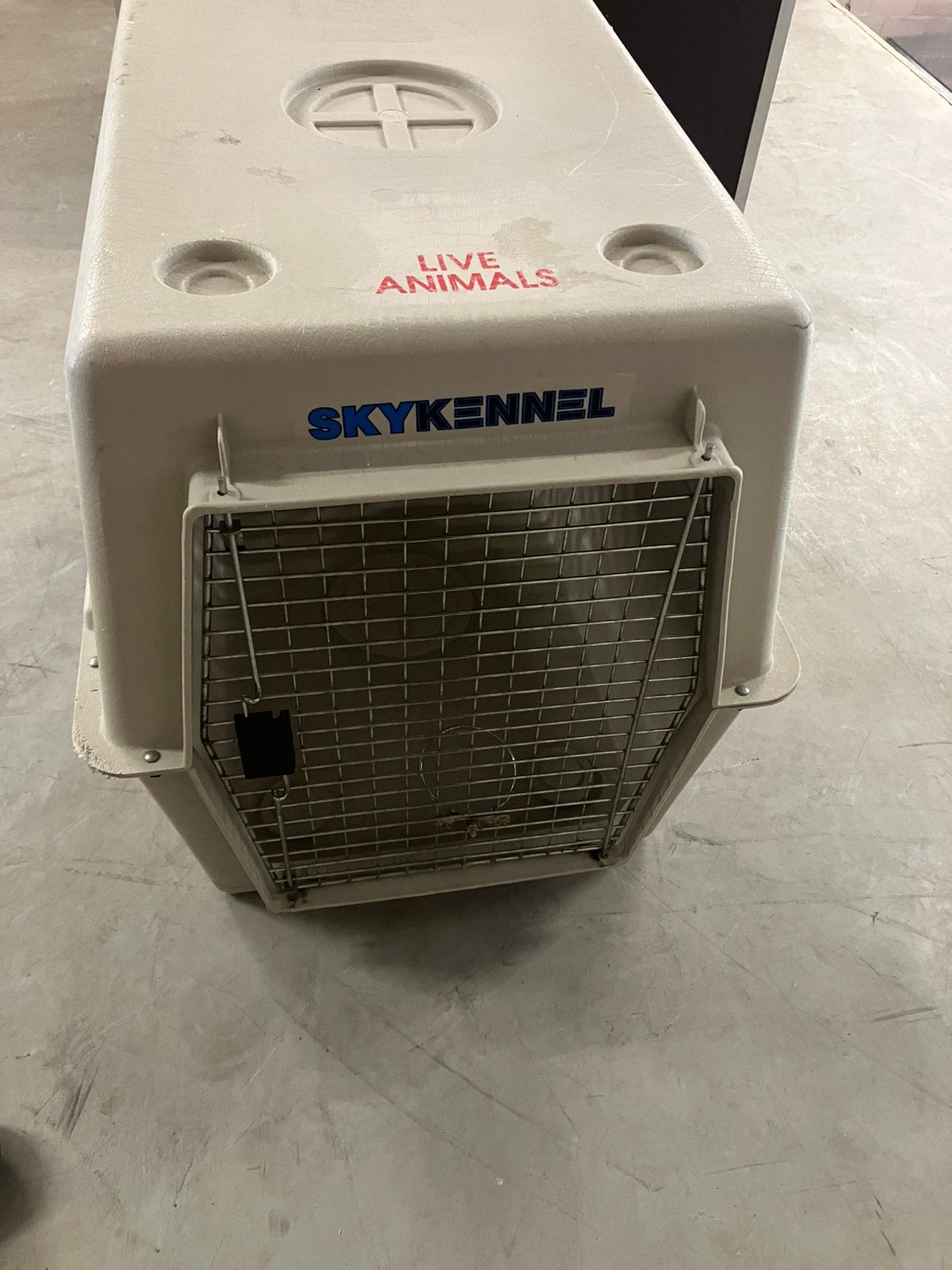 Flight kennel, Ophalen, Zo goed als nieuw