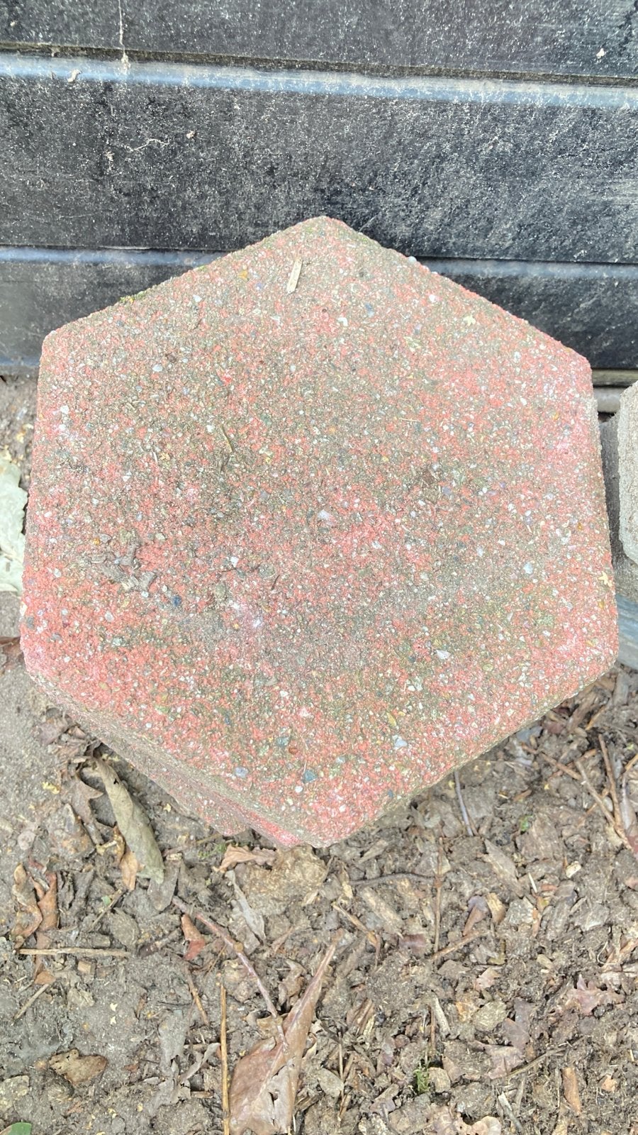 Gratis: 4 zeshoekige terrastegels (rood), Ophalen, Overige materialen, Gebruikt, 20 tot 40 cm