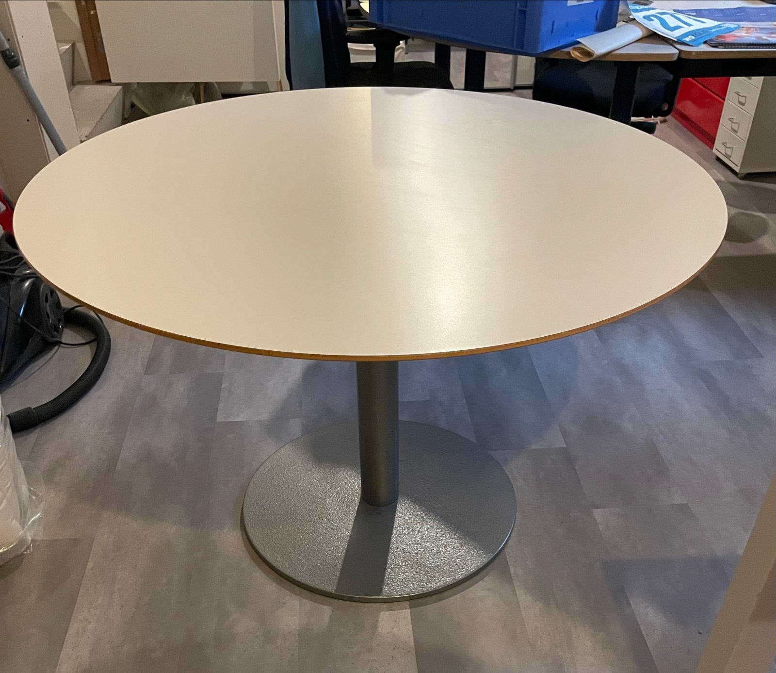 Ronde eettafel met metalen poot - 118 cm, Huis en Inrichting, Gebruikt, 100 tot 150 cm, Rond, Vier personen