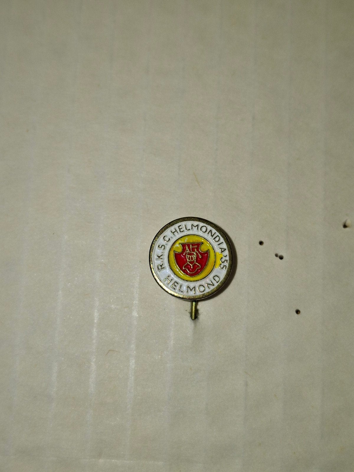 Vintage R.K.S.C. Helmondia '55 Helmond Speldje, Ophalen of Verzenden, Gebruikt, Sport, Speldje of Pin