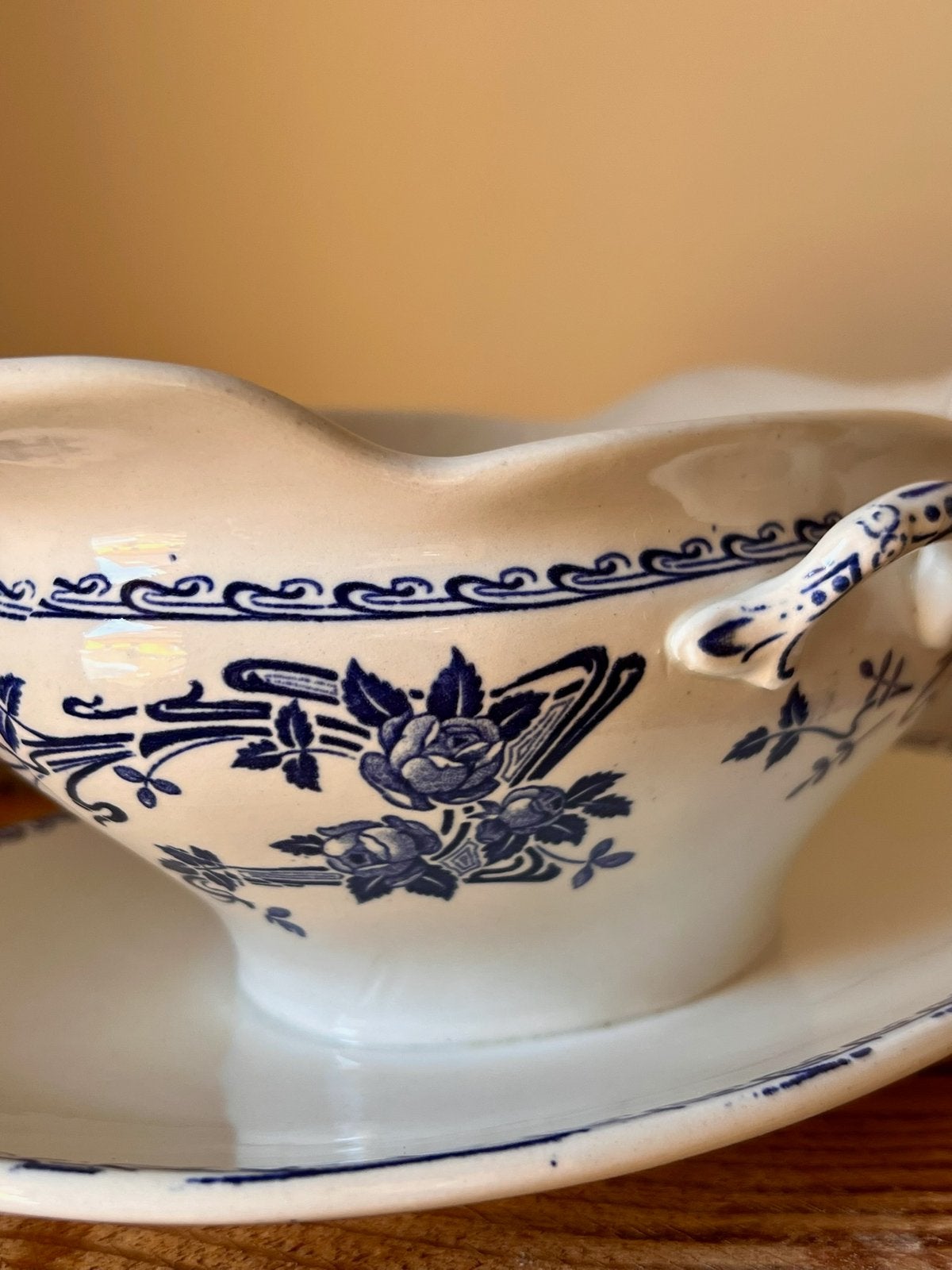 Sauskom saucière Boch Keramis Rosa blauw wit art nouveau, Verzenden