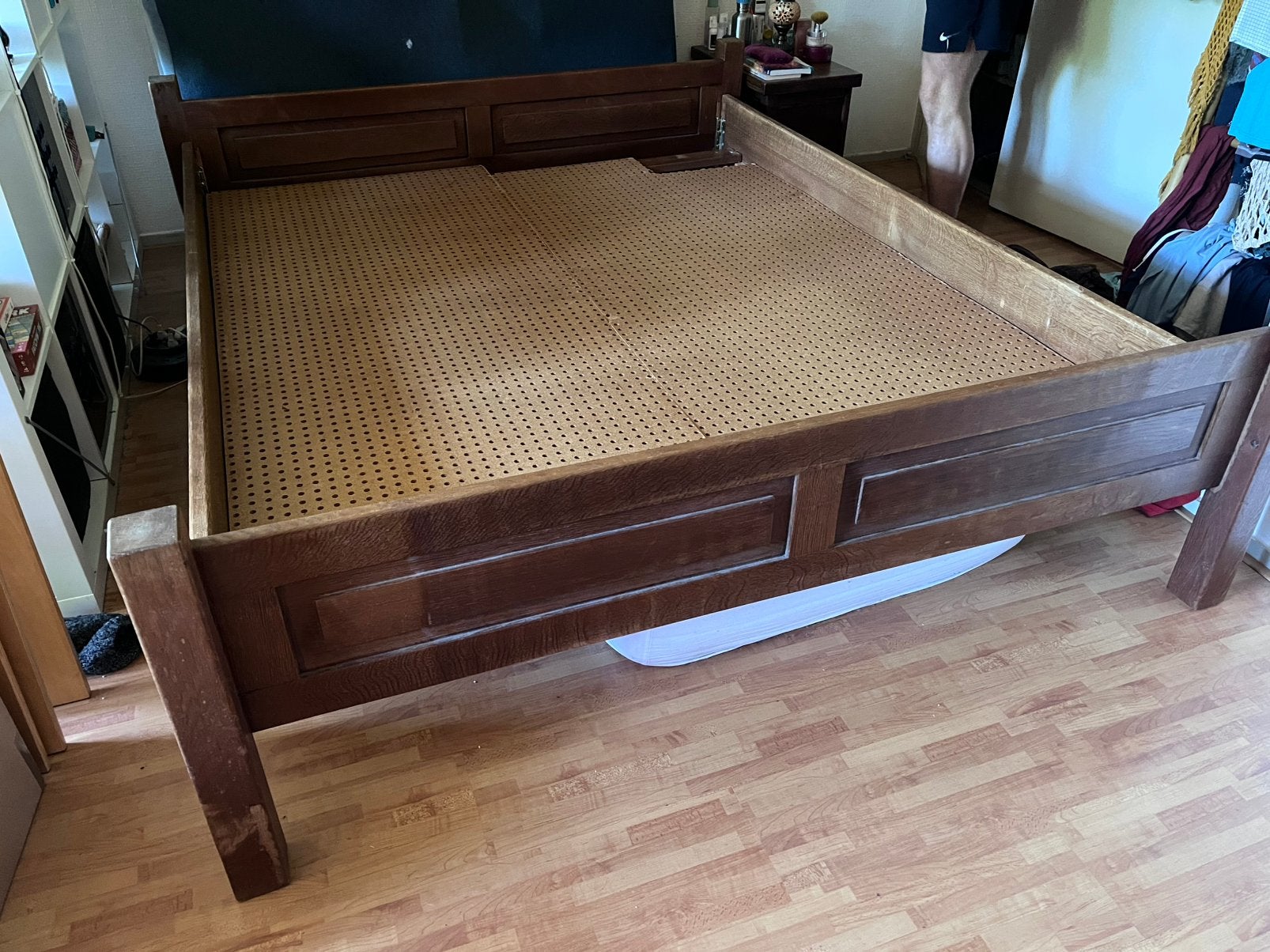 Bedframe of brandhout, Ophalen