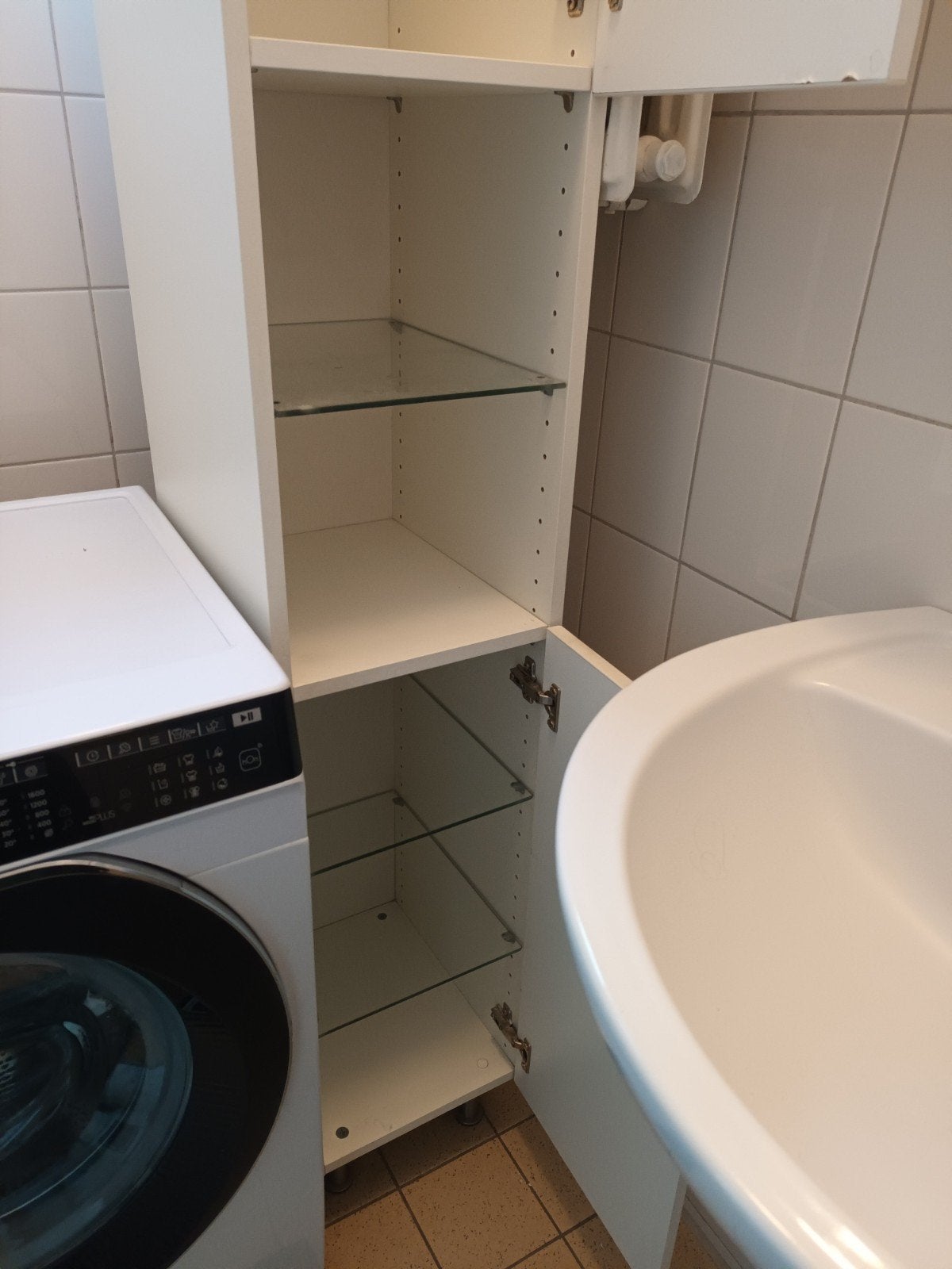 Witte badkamerkast met glazen planken - 190x30x38 cm, Huis en Inrichting, Badkamer | Badkamermeubels, Ophalen, (Half)hoge kast