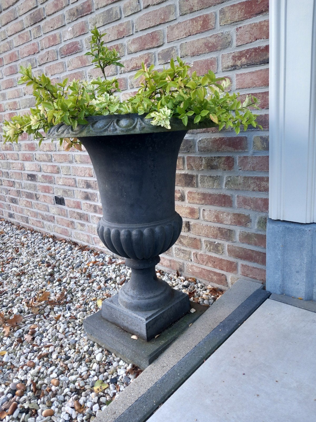 2 Klassieke  zwarte Gietijzeren Vazen van 60 cm hoog  voor T, Ophalen of Verzenden