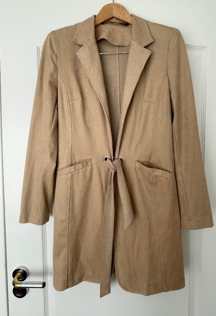 Crème de la crème  suede look lange blazer beige nieuw S, Kleding | Dames, Beige, Ophalen of Verzenden, Maat 36 (S), Creme de la creme