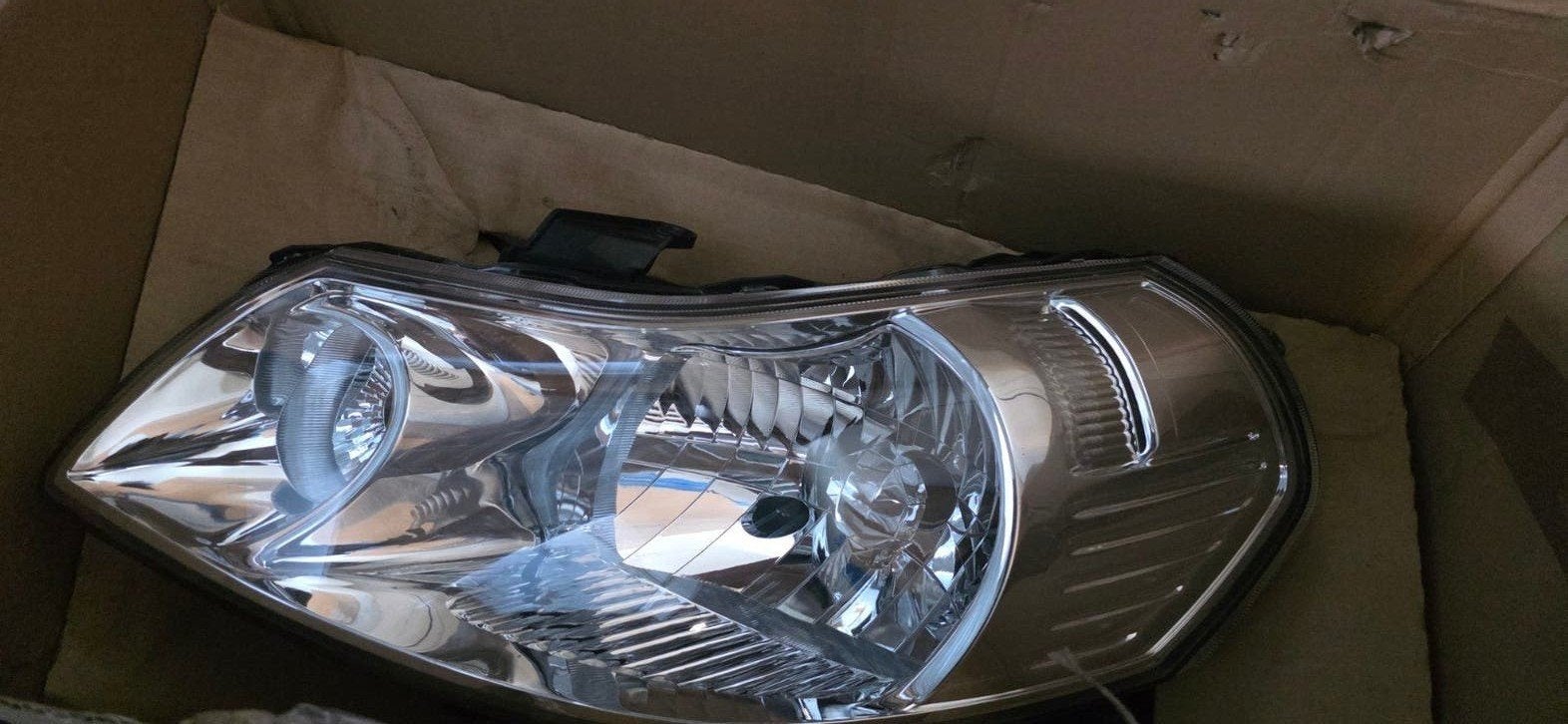 Suzuki SX4 koplamp links origineel nieuw 35320-79J00, Ophalen of Verzenden, Nieuw, Fiat
