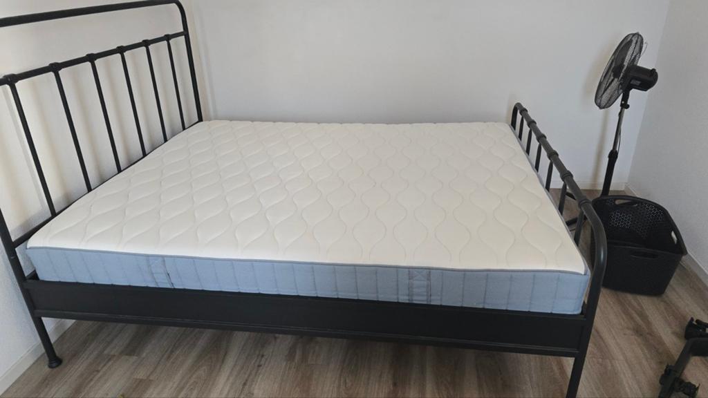 Ikea STJÄRNÖ bedframe + VÅGSTRANDA matras (zo goed als nieuw, Ophalen, Zwart, Tweepersoons, Zo goed als nieuw