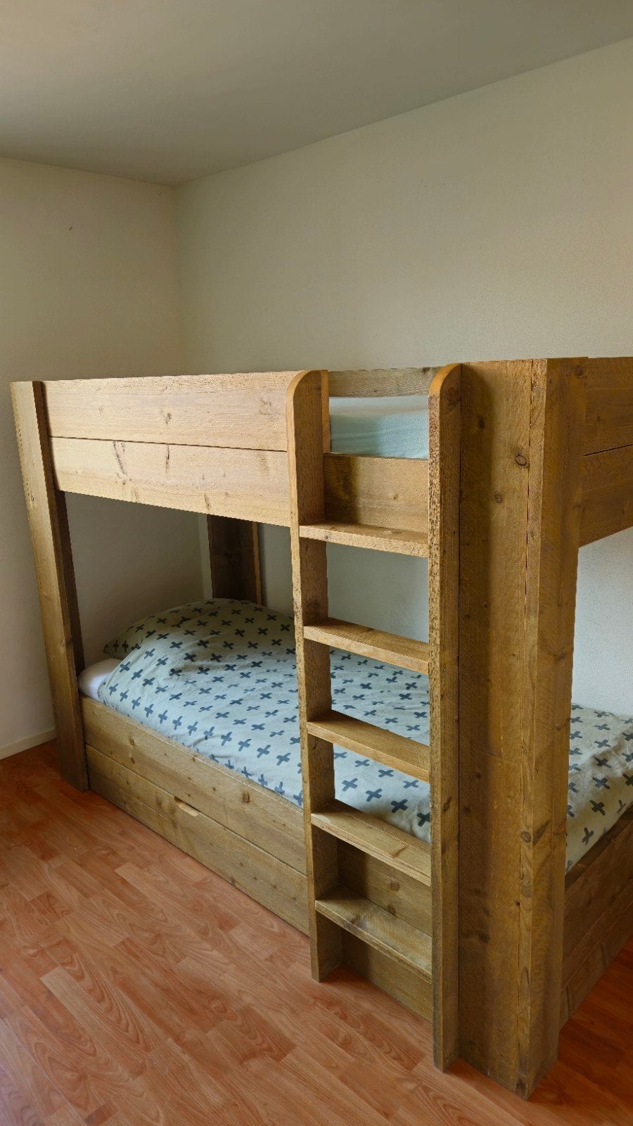 Stevig steigerhouten stapelbed met uitschuifbare lade, Ophalen, 90 cm, 160 tot 180 cm, Tweepersoons