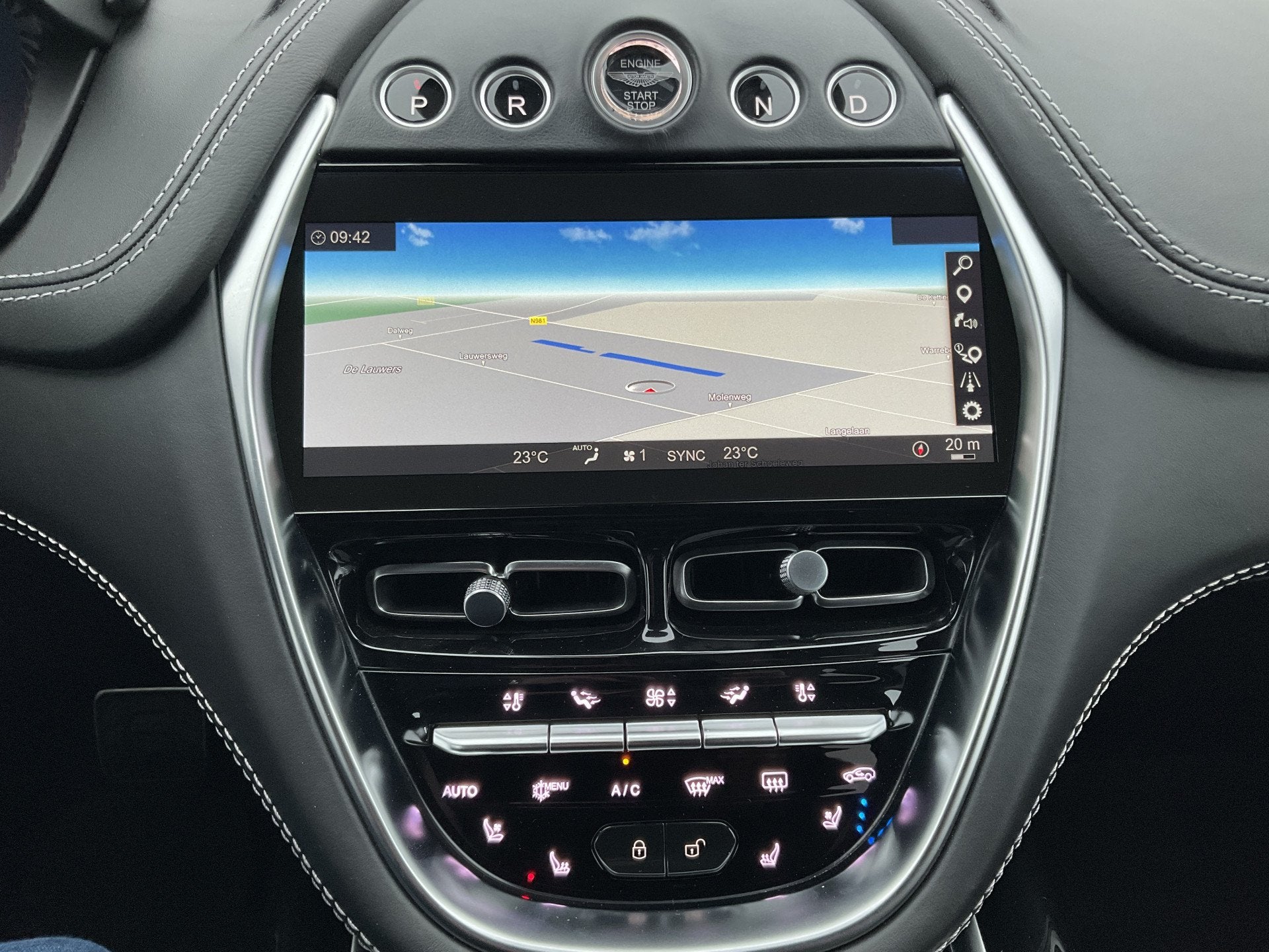 Foto 5 van Aston Martin Dbx 4.0 V8 360 Memory Stoelverw/koeling Sfeer