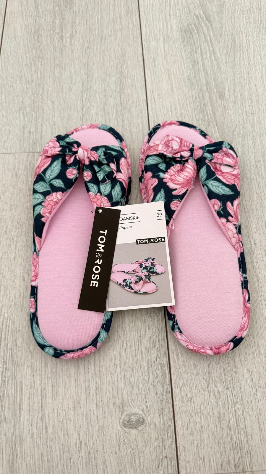 Nieuwe Tom & Rose slippers met bloemenprint, maat 39, Ophalen of Verzenden, Nieuw, Roze, Pantoffels of Sloffen