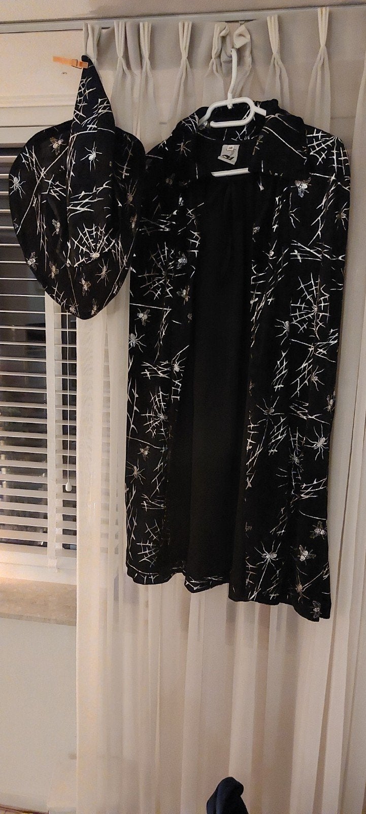 Spinnenweb Cape en Heks Hoed - Halloween Verkleedkleding, Ophalen of Verzenden, Gebruikt, 122 t/m 128, Jongen of Meisje
