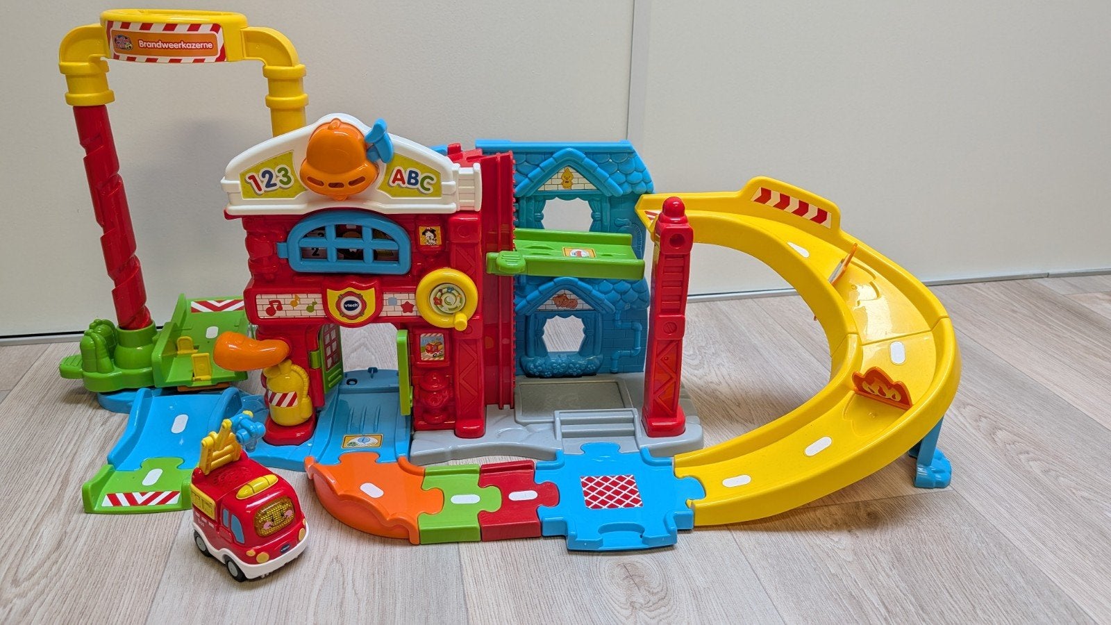 VTech Toet Toet Auto's Brandweerkazerne met brandweerauto, Ophalen, Zo goed als nieuw