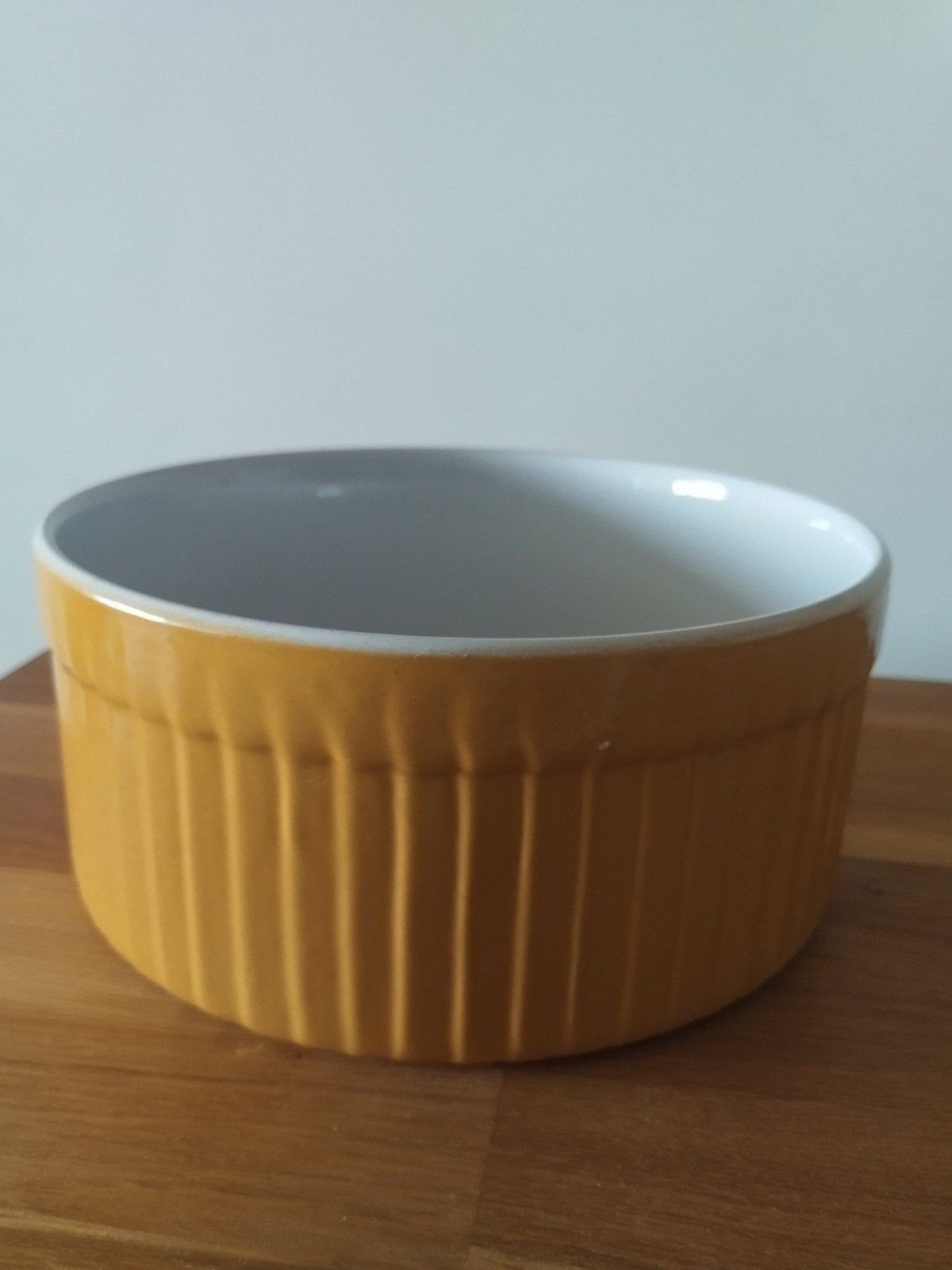 Franse klassieke souffléschaal/ ovenschaal geel keramiek, Huis en Inrichting, Keuken | Potten en Pannen, Ophalen, Nieuw, Overige materialen