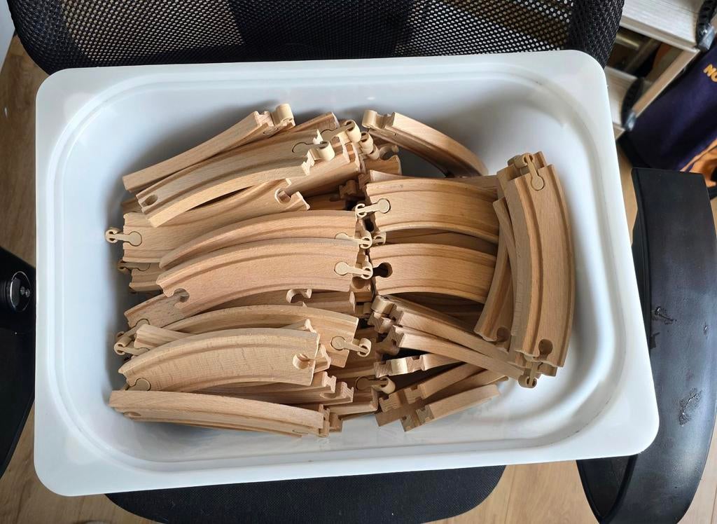 Houten treinbaan met treintjes en accessoires, Ophalen of Verzenden, Gebruikt, Rij- of Hobbelspeelgoed