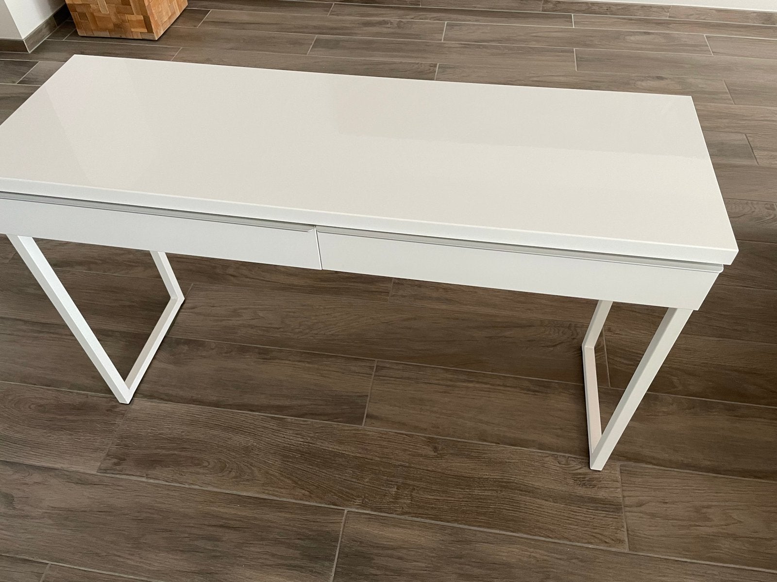 IKEA Bureau - Hoogglans Wit met IJzeren Basis, Puntgaaf, Ophalen, Metaal, Zo goed als nieuw, IKEA
