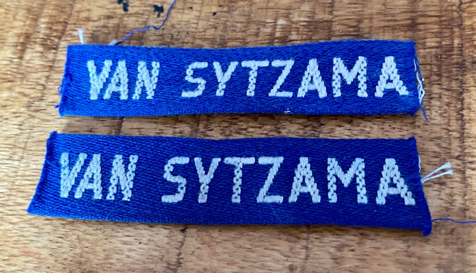 Straatnaam lint badge cavalerie Huzaren van Syzama jaren 50, Verzenden, Landmacht, Nederland, Embleem of Badge