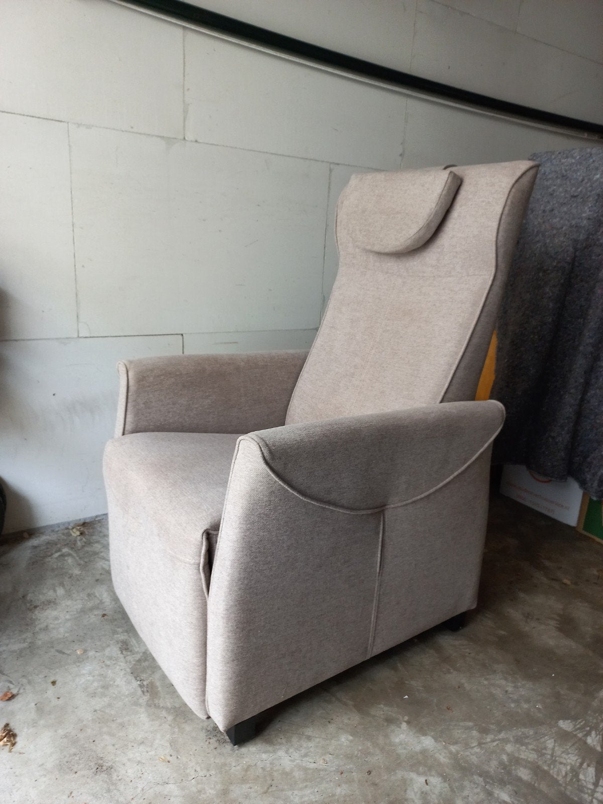 Elektrische sta op stoel met ligfunctie lichtbeige, Huis en Inrichting, Fauteuils, Ophalen, Minder dan 75 cm, Zo goed als nieuw