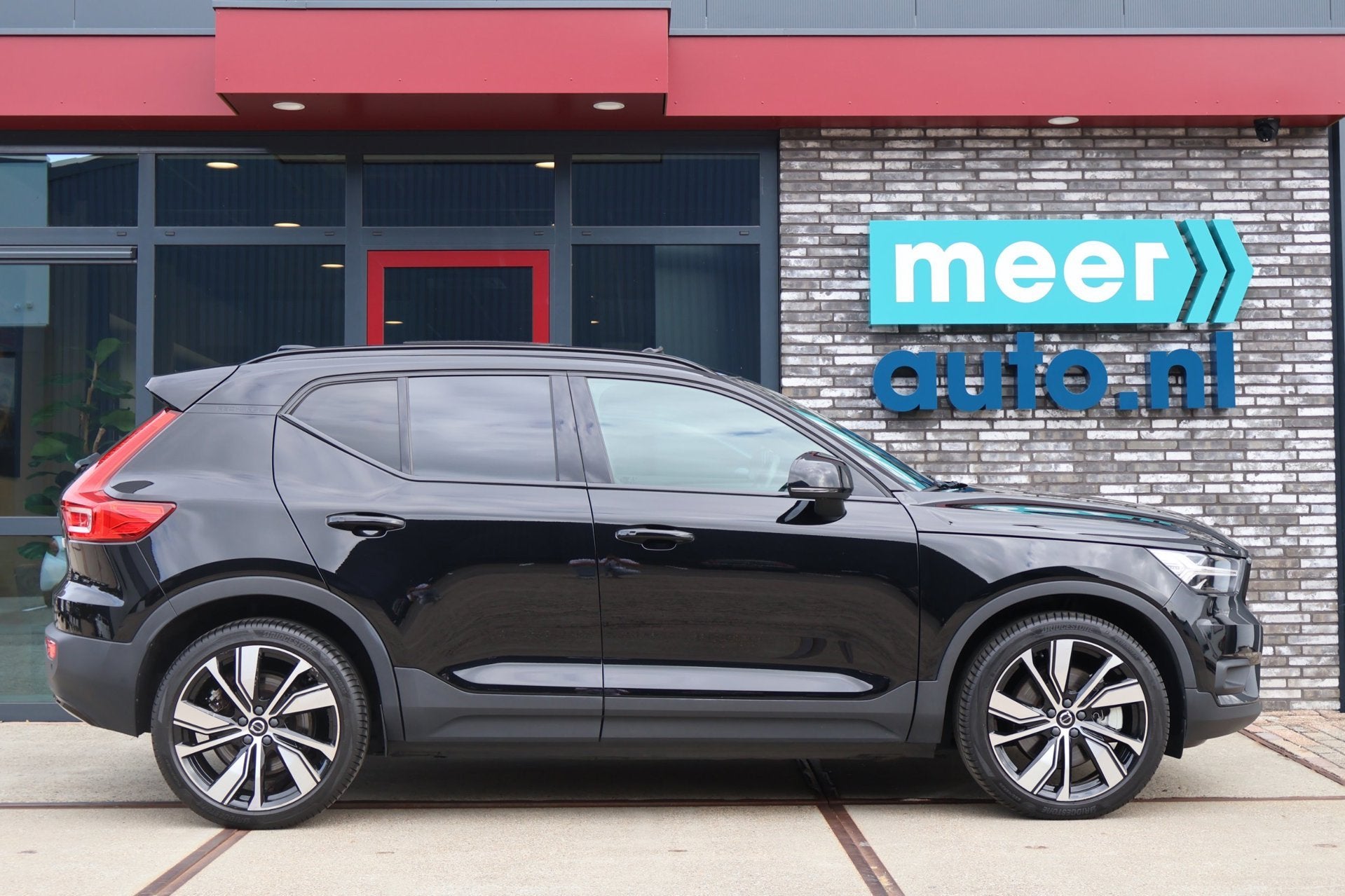 Volvo XC40 Recharge P8 AWD R-Design l SOH 94% l PANO l H/K l, Auto's, Volvo, 1300 min, Gebruikt, Zwart, Origineel Nederlands