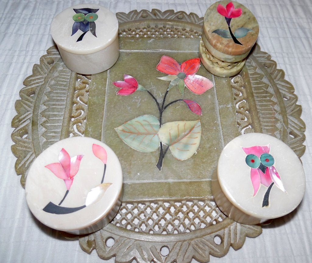 Bord en doosjes van natuursteen ingelegd met parelmoer, Antiek en Kunst, Ophalen of Verzenden
