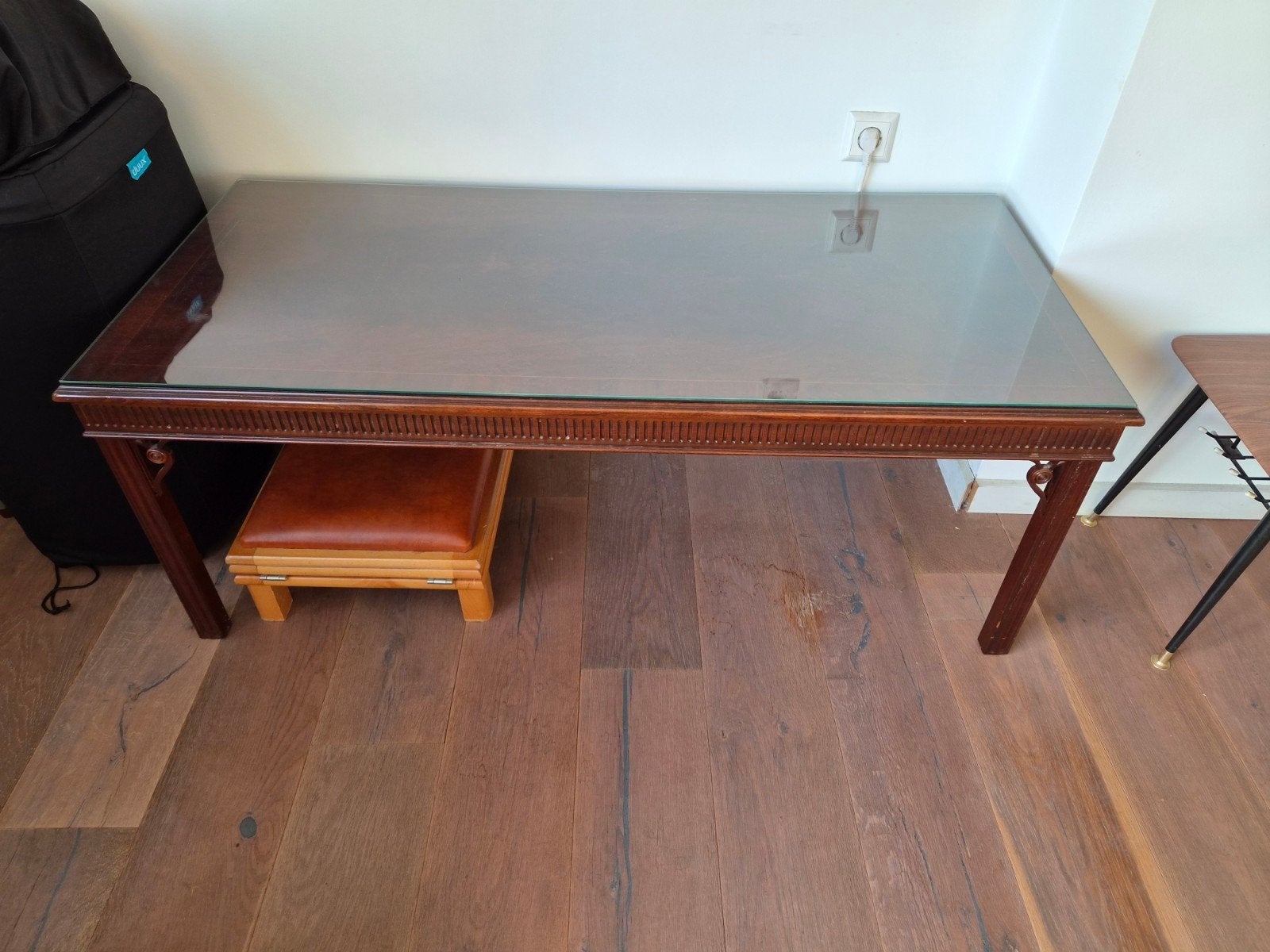 Klassiek houten salontafel met glazen blad, Ophalen