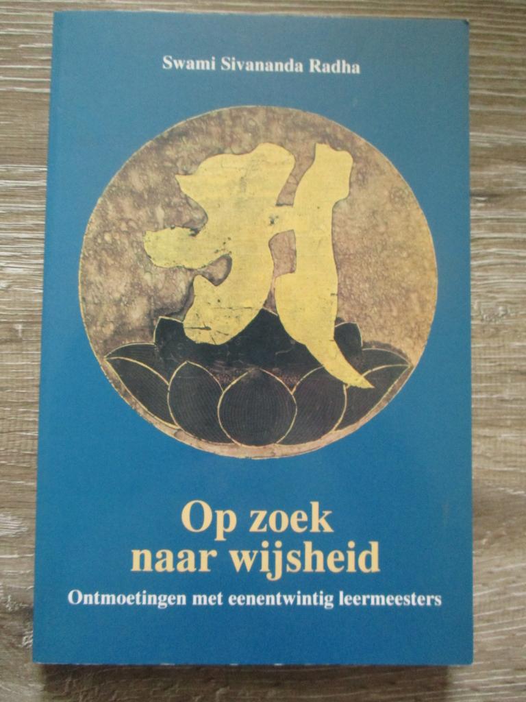 Op zoek naar wijsheid - Swami Sivananda Radha, Boeken, Ophalen of Verzenden, Gelezen, Overige onderwerpen, Achtergrond en Informatie