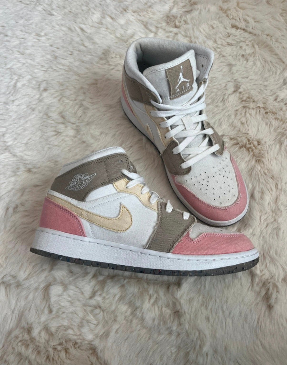 Air Jordan 1 Mid Pastel Grind - Maat 39, Kleding | Dames, Schoenen, Wit, Ophalen of Verzenden, Sneakers of Gympen, Gedragen