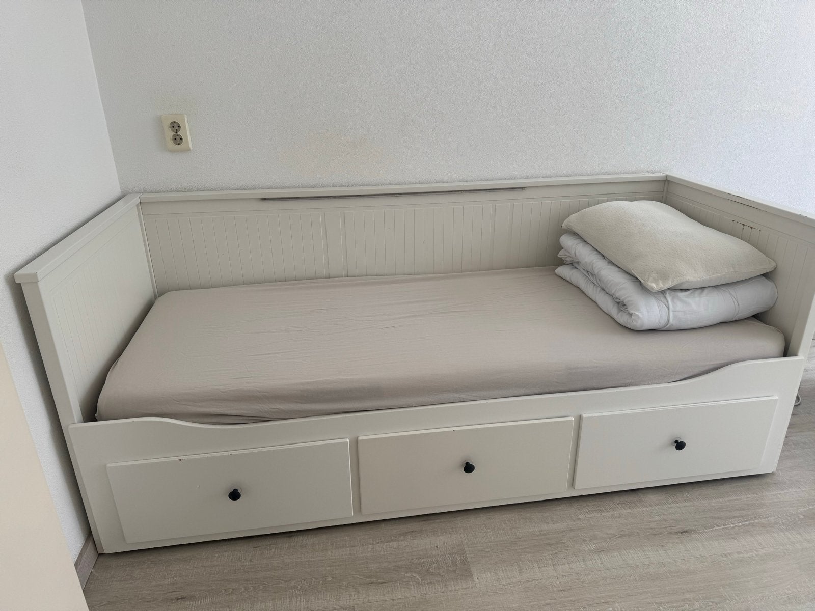 Wit eenpersoonsbed met lades - IKEA, Huis en Inrichting, Slaapkamer | Bedden, Ophalen, Eenpersoons, Wit, Zo goed als nieuw