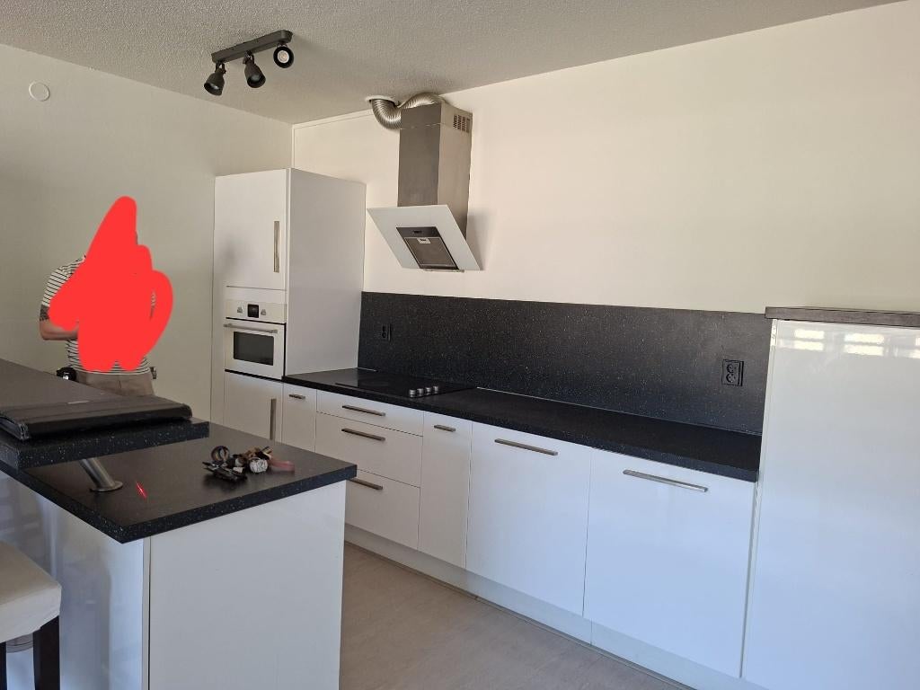 Modern witte keuken met zwart composiet blad inc elektronica, Wit, Met kookeiland, Dubbelwandige keuken, Ophalen of Verzenden