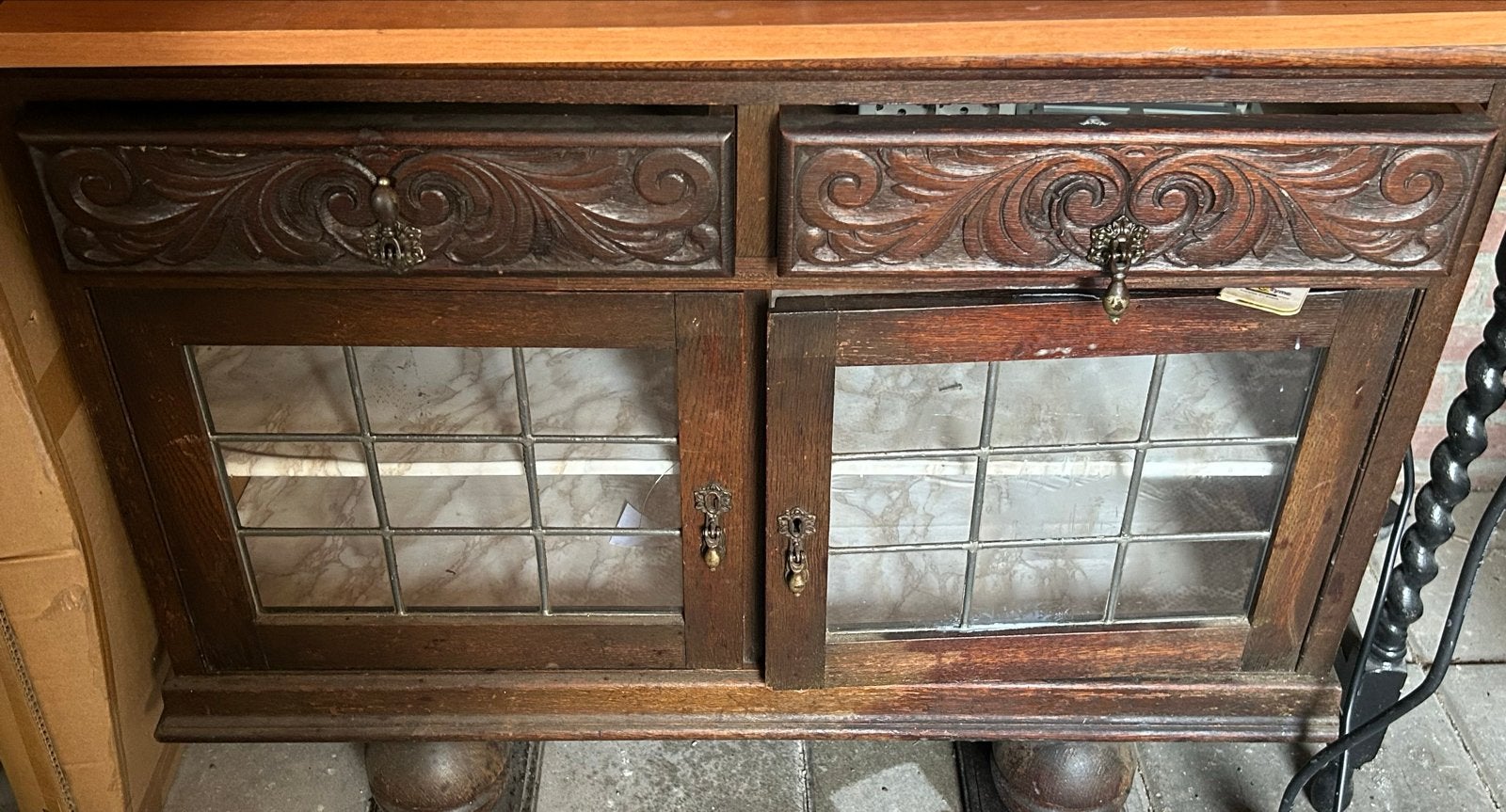 Antiek dressoir met gesneden details en glas-in-lood, Ophalen