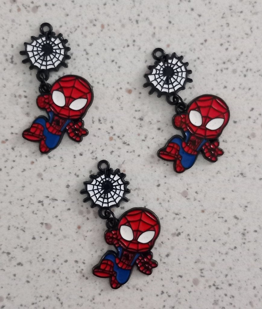 Spiderman bewegend aan web metalen bedel, Ophalen of Verzenden, Nieuw, Bedel