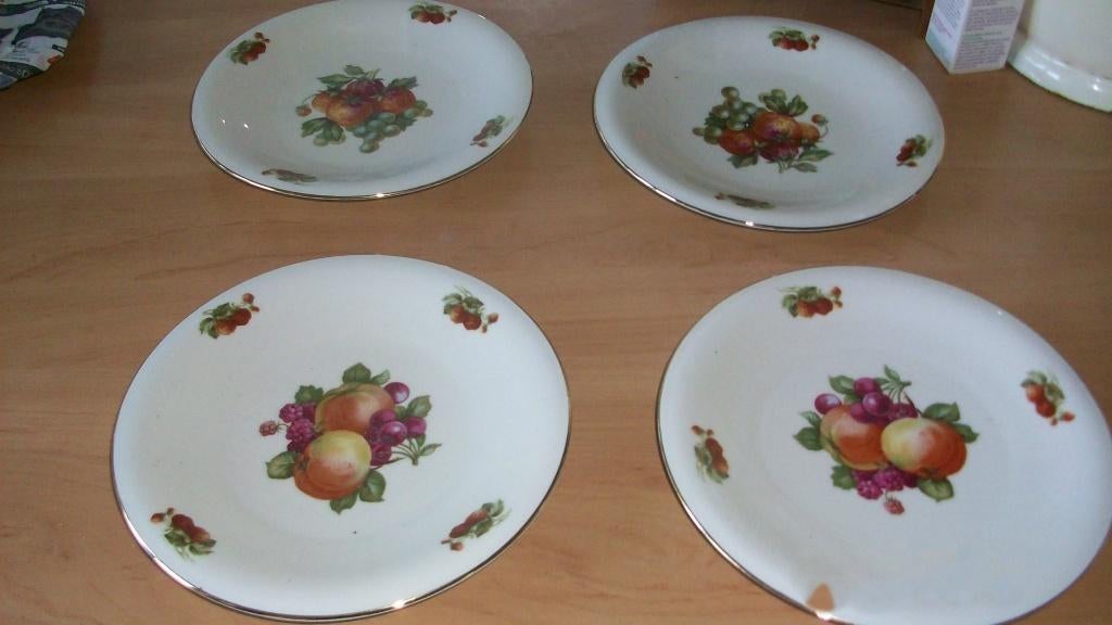 Fruitbordjes / gebaksbordjes met fruit motief, Huis en Inrichting, Keuken | Servies, Ophalen of Verzenden, Zo goed als nieuw, Bord(en)
