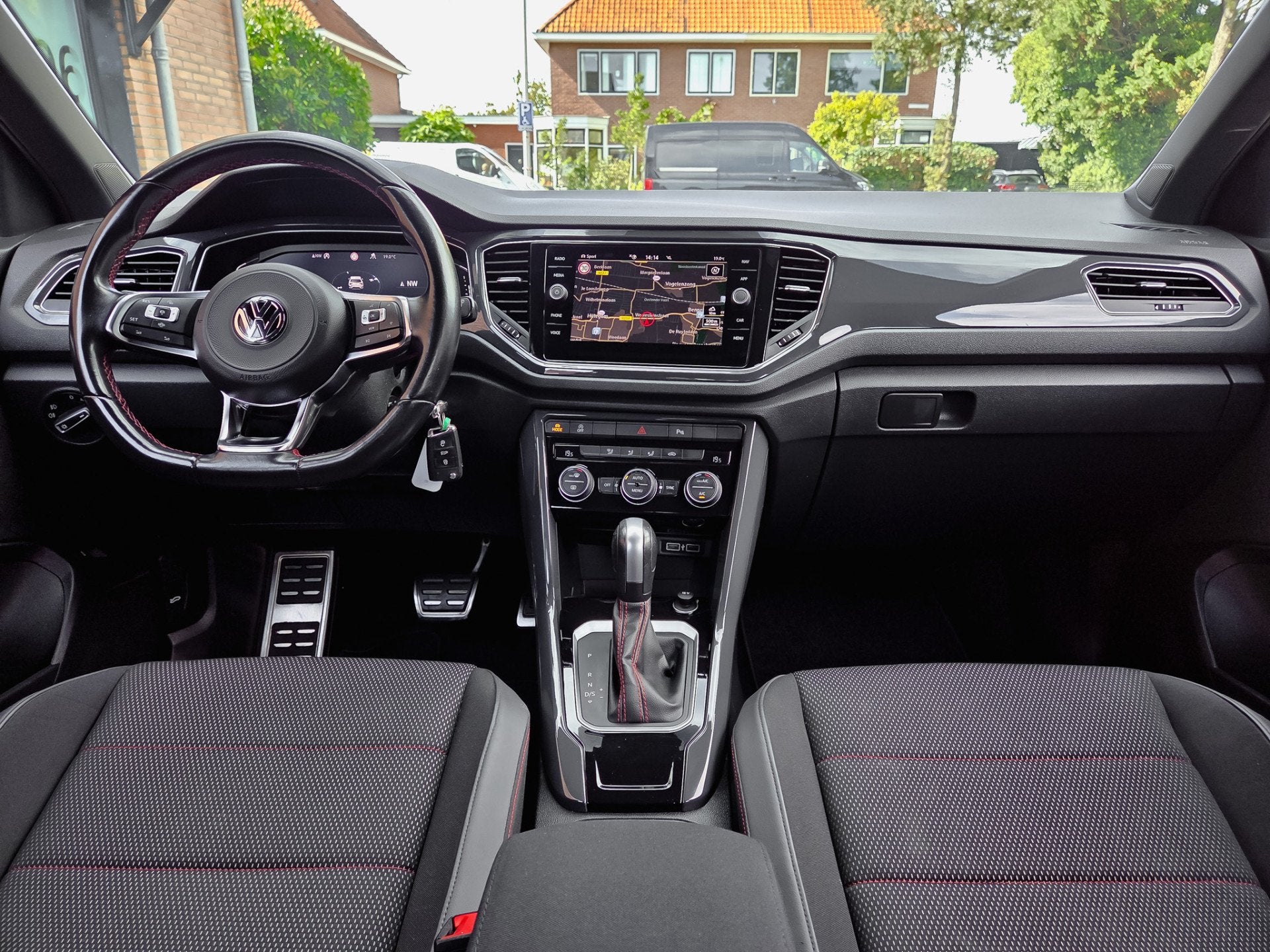 Volkswagen T-Roc 1.5 TSI AUT7 R-LINE SPORT NAVI DIGIDASH APP, Auto's, Volkswagen, Stof, 4 cilinders, 150 pk, Zwart