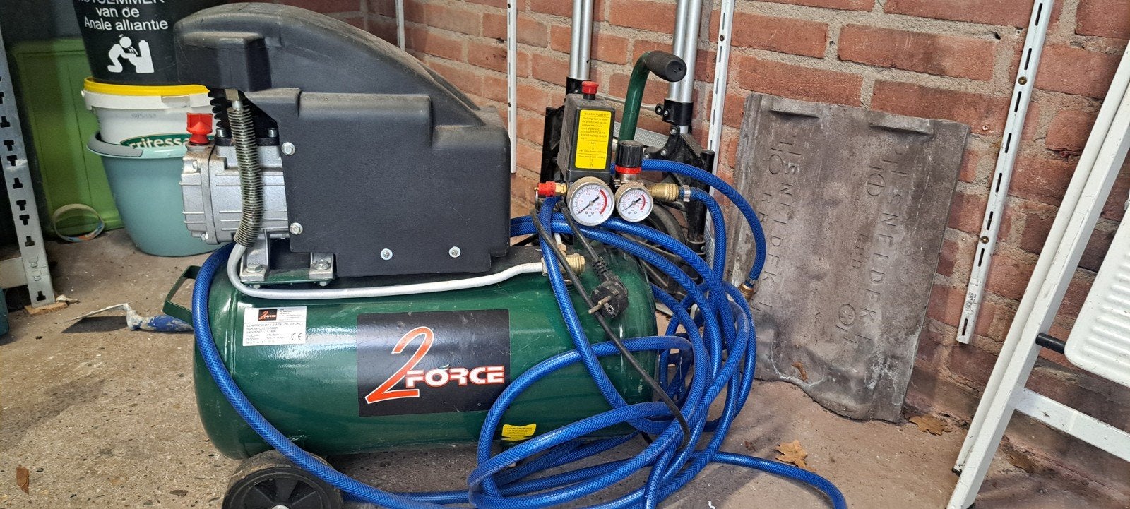 2-Force Compressor 24L 8 bar met accessoires, Doe-het-zelf en Verbouw, Compressors, Ophalen