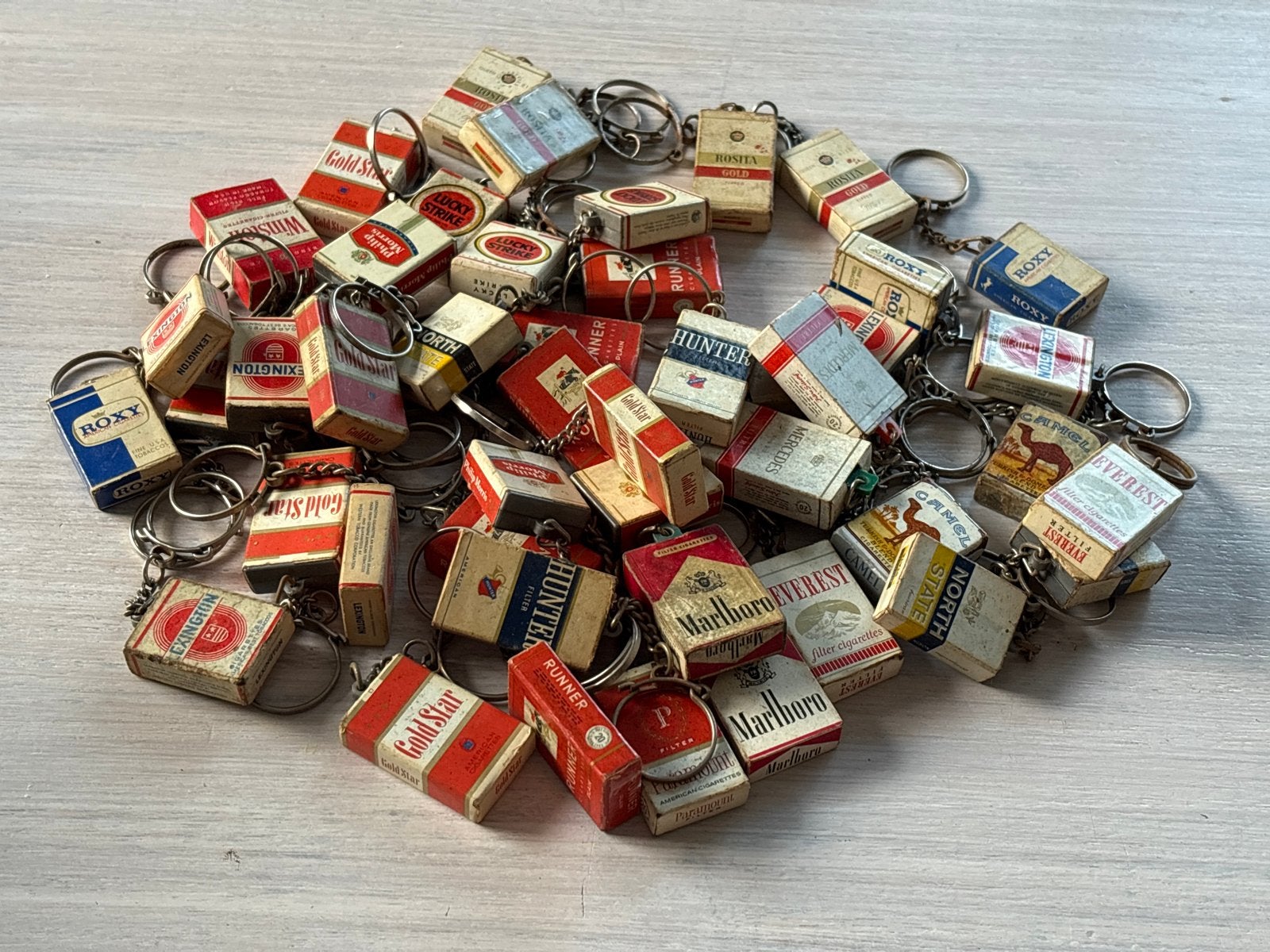Vintage sigarettenpakjes Sleutelhangers, Verzamelen, Rookartikelen, Aanstekers en Luciferdoosjes, Ophalen of Verzenden, Gebruikt