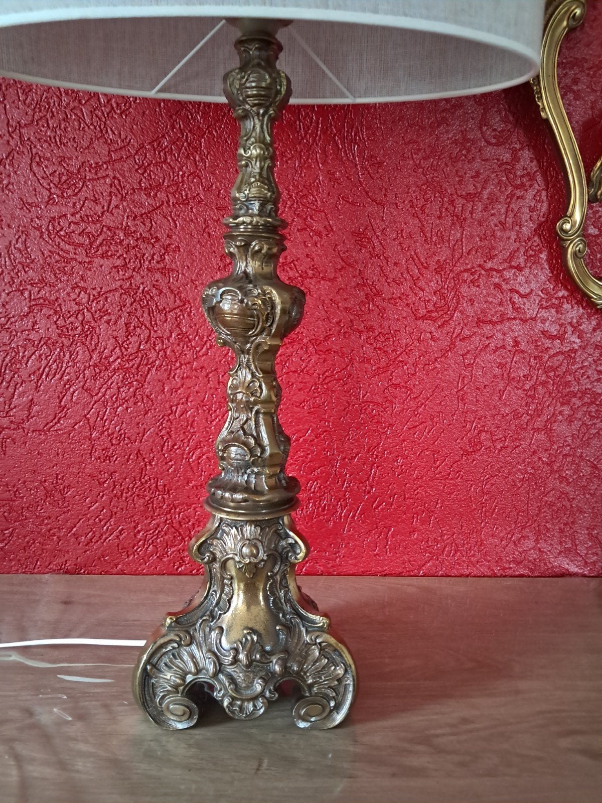 Antieke lampenvoet in een rijke barok- of rokokostijl., Ophalen