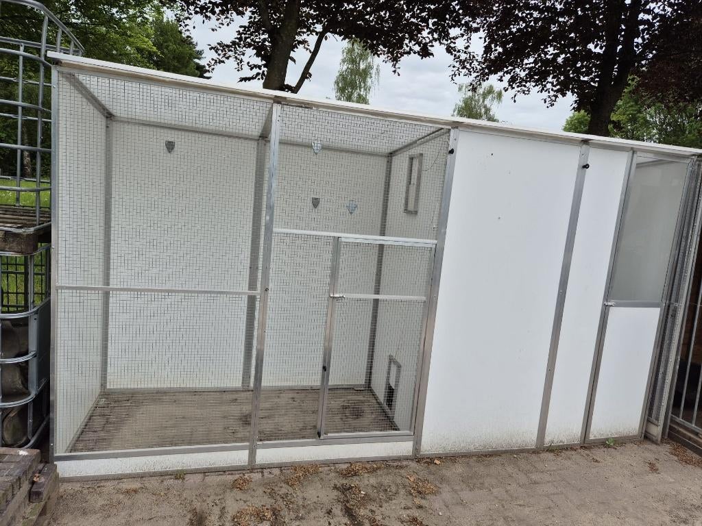 Ruime vogelvolière met nachthok en sluis – aluminium/Trespa, Dieren en Toebehoren, Vogels | Hokken en Kooien, Ophalen, Zo goed als nieuw