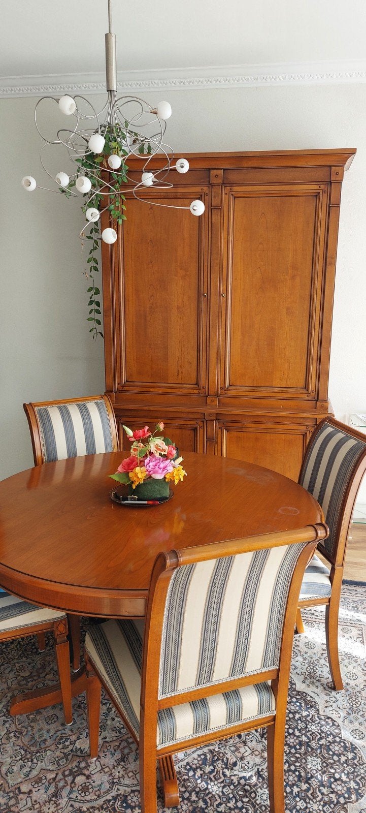 Kast en tafel met stoelen, Ophalen, Gebruikt, Klassiek, 4 tot 6 stoelen