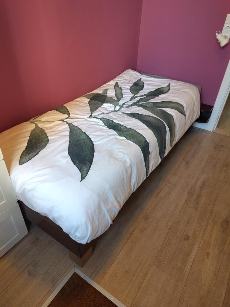 Eenpersoonsbed met lattenbodem en matras - 80x200 cm, Huis en Inrichting, Ophalen, Eenpersoons, Bruin, Modern, Functioneel