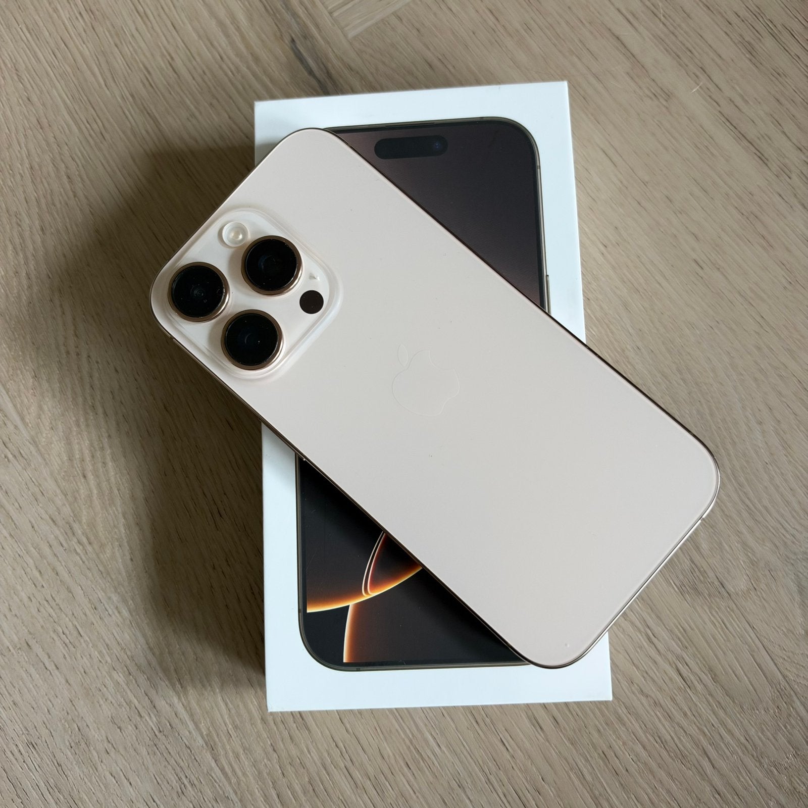 Mooie iPhone 16 pro 512 GB met 5 hoesjes Desert Titanium, IPhone 16 Pro, 512 GB, Ophalen of Verzenden, Zo goed als nieuw