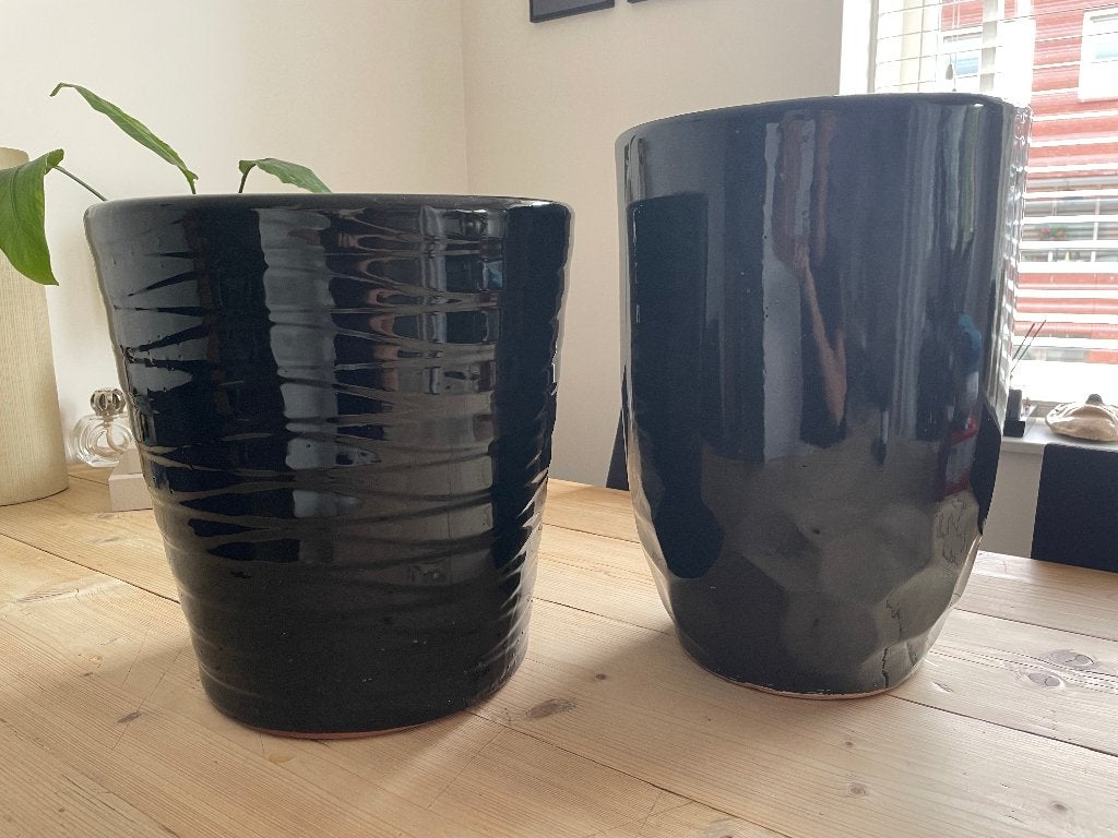 Set van 2 zwarte geglazuurde keramieken bloempotten, Tuin en Terras, Bloempotten, Rond, Zo goed als nieuw, Balkon, Aardewerk